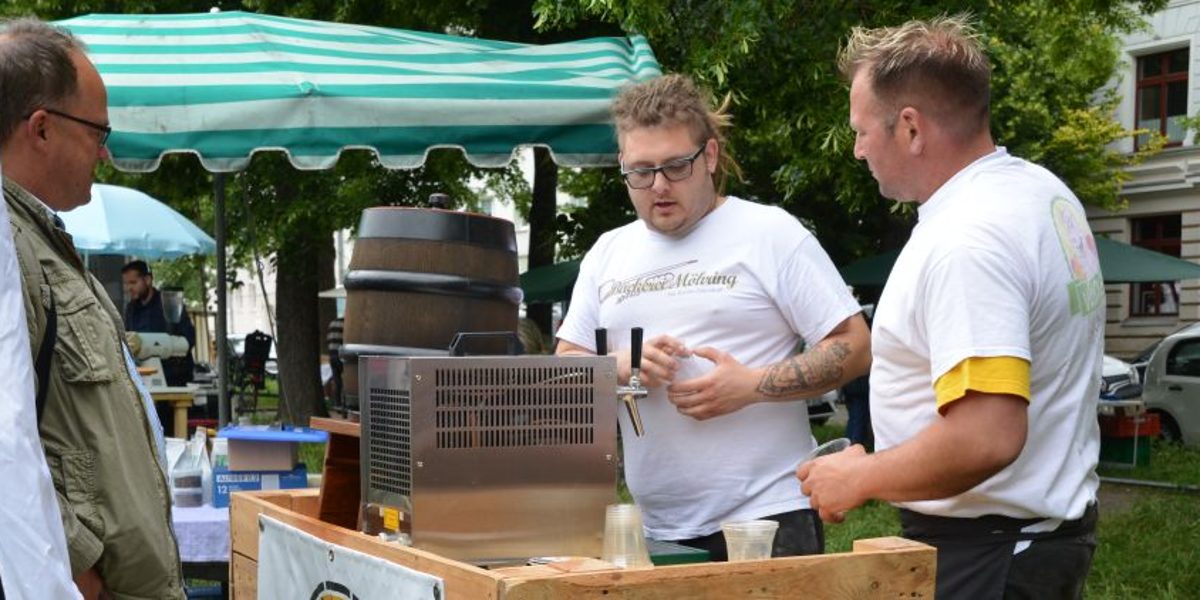 Verkehrte Welt: Bäckermeister Marcus Ostendorf springt schnell als Aushilfe am Brewckau-Stand ein und erklärt Biersorten und Brauprozess. Bäcker zapft Bier