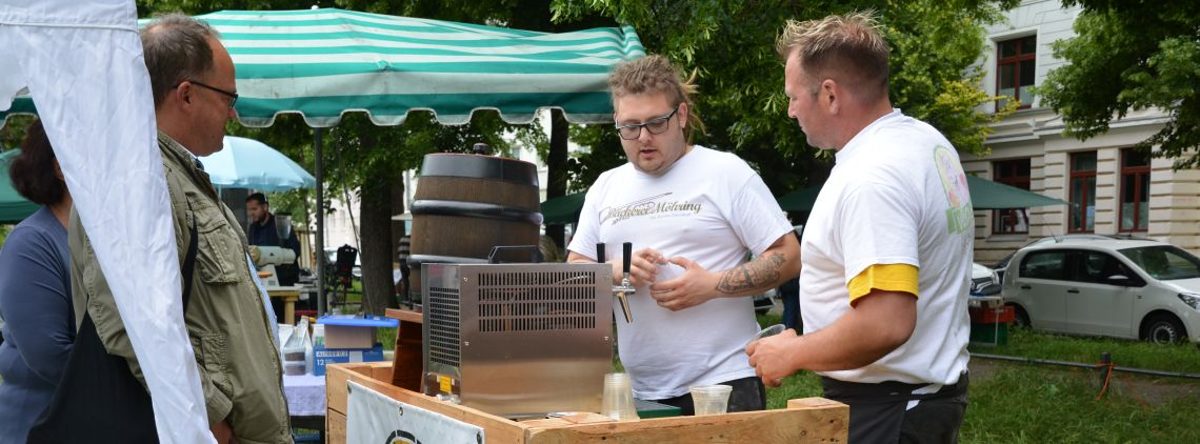 Verkehrte Welt: Bäckermeister Marcus Ostendorf springt schnell als Aushilfe am Brewckau-Stand ein und erklärt Biersorten und Brauprozess. Bäcker zapft Bier