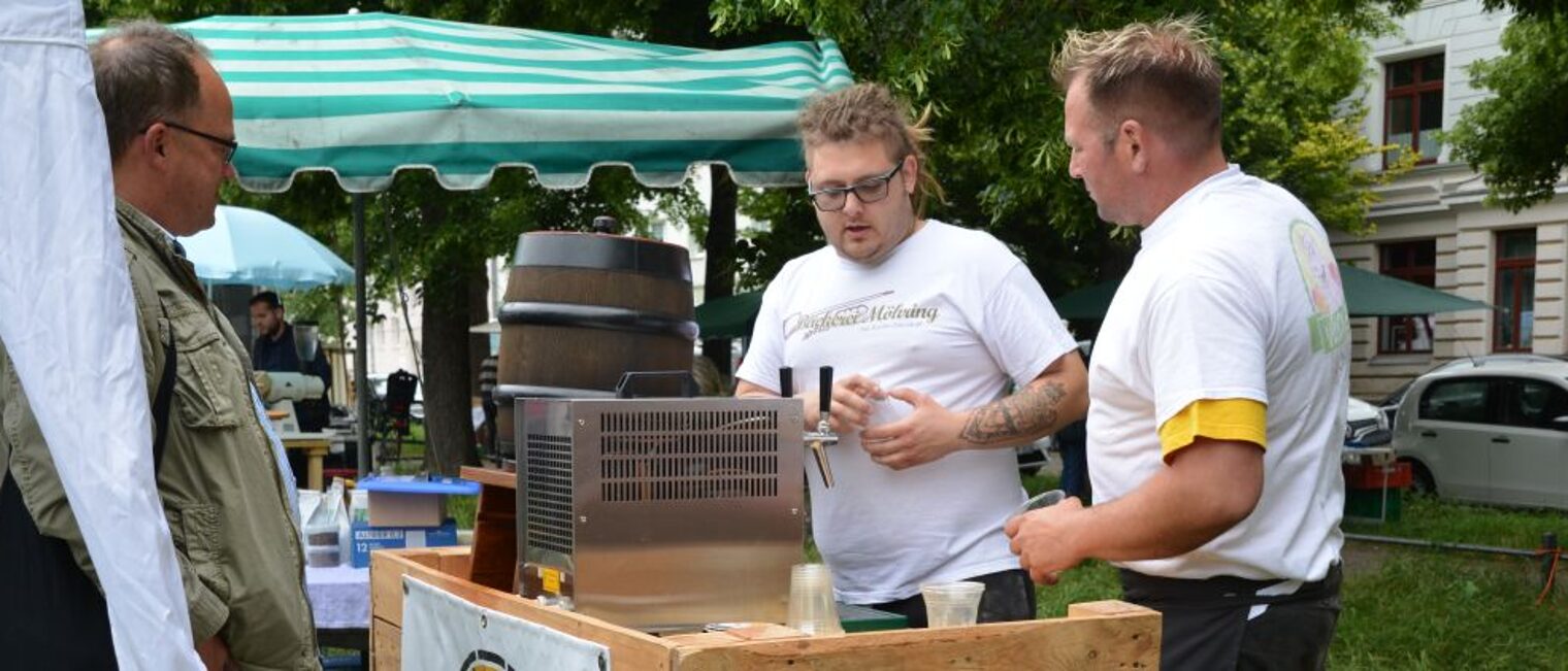 Verkehrte Welt: Bäckermeister Marcus Ostendorf springt schnell als Aushilfe am Brewckau-Stand ein und erklärt Biersorten und Brauprozess. Bäcker zapft Bier