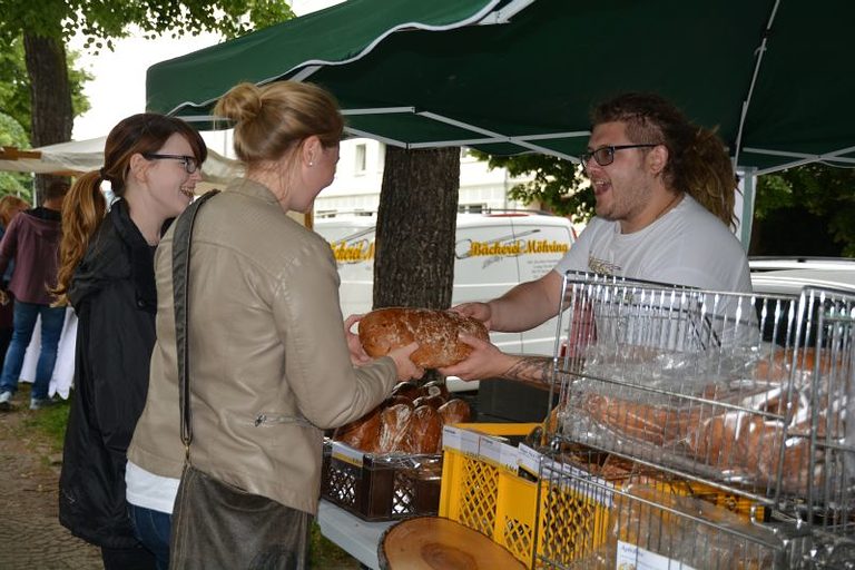 Marcus Ostendorf von der Bäckerei Möhring versorgt seine Kundschaft mit köstlichem Brot.