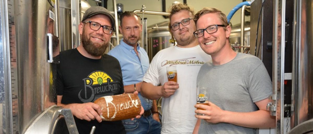 V. l. n. r.: Robert Kellermann (Inhaber Brewckau), André Bernatzky (Schulleiter Akademie Deutsches Bäckerhandwerk Sachsen), Marcus Ostendorf (Junior-Chef Bäckerei Möhring) und Mark Komiskey. V. l. n. r.: Robert Kellermann (Inhaber Brewckau), André Bernatzky (Schulleiter Akademie Deutsches Bäckerhandwerk Sachsen), Marcus Ostendorf (Junior-Chef Bäckerei Möhring) und Mark Komiskey.