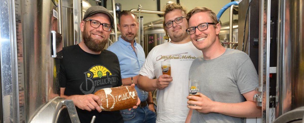 V. l. n. r.: Robert Kellermann (Inhaber Brewckau), André Bernatzky (Schulleiter Akademie Deutsches Bäckerhandwerk Sachsen), Marcus Ostendorf (Junior-Chef Bäckerei Möhring) und Mark Komiskey V. l. n. r.: Robert Kellermann (Inhaber Brewckau), André Bernatzky (Schulleiter Akademie Deutsches Bäckerhandwerk Sachsen), Marcus Ostendorf (Junior-Chef Bäckerei Möhring) und Mark Komiskey
