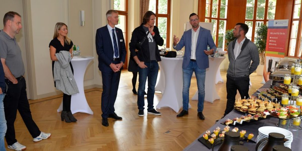 Die Geschäftsführer der Exquisit Catering GmbH Denny Walkowiak und Steven Pach präsentierten im Haus des Handwerks ihr Geschäftskonzept. Die Geschäftsführer der Exquisit Catering GmbH Denny Walkowiak und Steven Pach präsentierten im Haus des Handwerks ihr Geschäftskonzept.