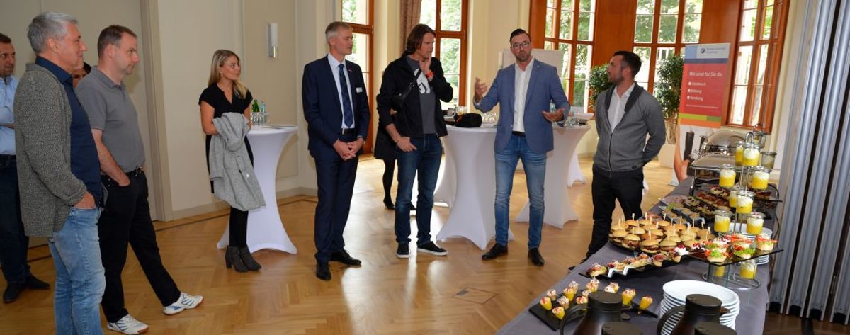 Die Geschäftsführer der Exquisit Catering GmbH Denny Walkowiak und Steven Pach präsentierten im Haus des Handwerks ihr Geschäftskonzept. Die Geschäftsführer der Exquisit Catering GmbH Denny Walkowiak und Steven Pach präsentierten im Haus des Handwerks ihr Geschäftskonzept.