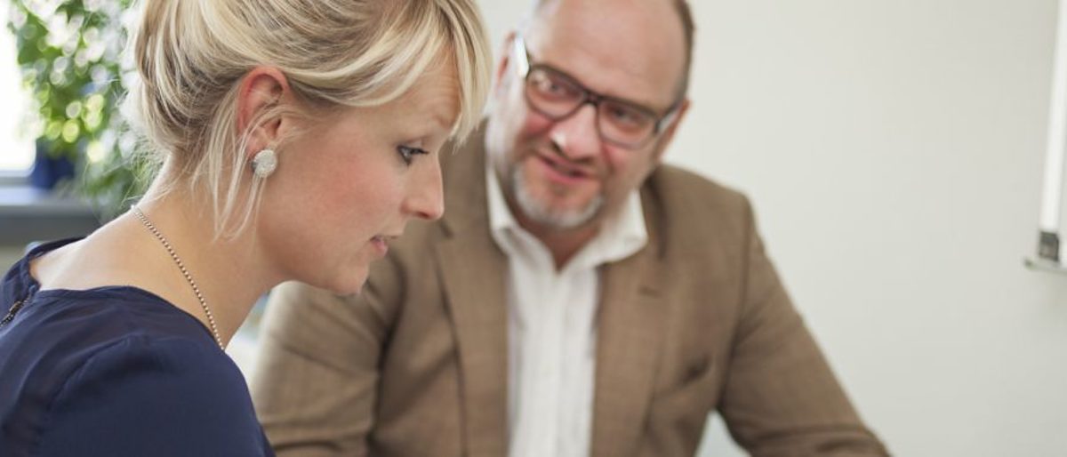 Mann und Frau in Beratungssituation