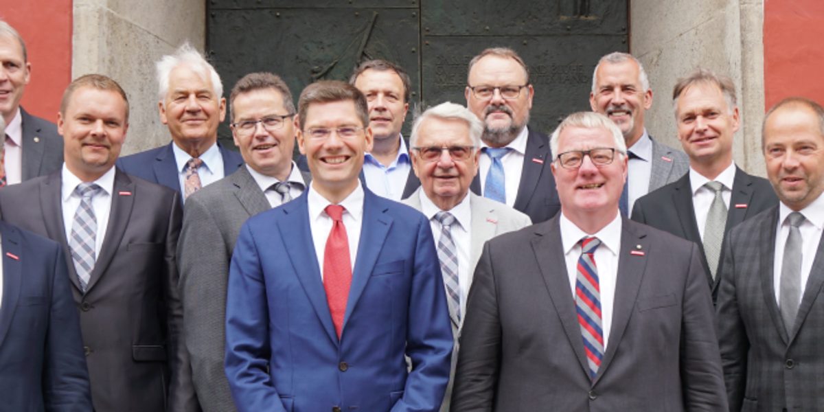 Bei ihrem Treffen am 16. August in Greifswald forderten die Präsidenten der ostdeutschen Handwerkskammern gleiche Lebensverhältnisse in Ost und West. Bei ihrem Treffen am 16. August in Greifswald forderten die Präsidenten der ostdeutschen Handwerkskammern gleiche Lebensverhältnisse in Ost und West.