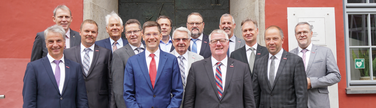 Bei ihrem Treffen am 16. August in Greifswald forderten die Präsidenten der ostdeutschen Handwerkskammern gleiche Lebensverhältnisse in Ost und West. Bei ihrem Treffen am 16. August in Greifswald forderten die Präsidenten der ostdeutschen Handwerkskammern gleiche Lebensverhältnisse in Ost und West.