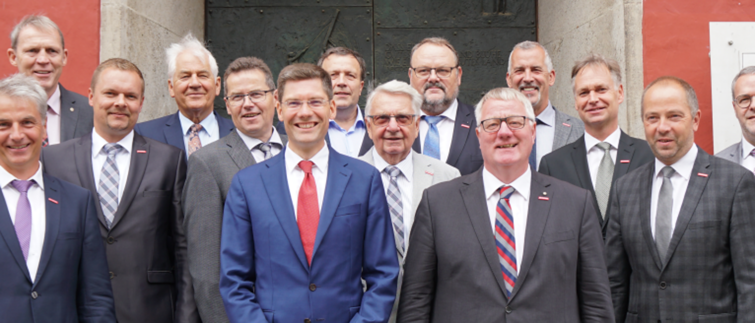 Bei ihrem Treffen am 16. August in Greifswald forderten die Präsidenten der ostdeutschen Handwerkskammern gleiche Lebensverhältnisse in Ost und West. Bei ihrem Treffen am 16. August in Greifswald forderten die Präsidenten der ostdeutschen Handwerkskammern gleiche Lebensverhältnisse in Ost und West.