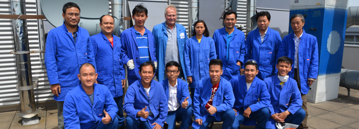Die Gäste aus Vietnam mit ihrem deutschen Ausbilder Andreas Hartmann. Vietnamesische Berufsschullehrer im BBZ der Handwerkskammer Magdeburg.