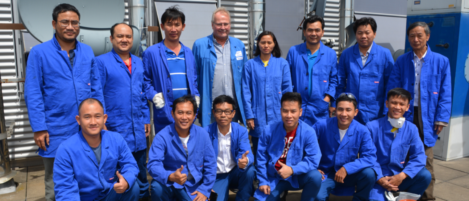 Die Gäste aus Vietnam mit ihrem deutschen Ausbilder Andreas Hartmann. Vietnamesische Berufsschullehrer im BBZ der Handwerkskammer Magdeburg.