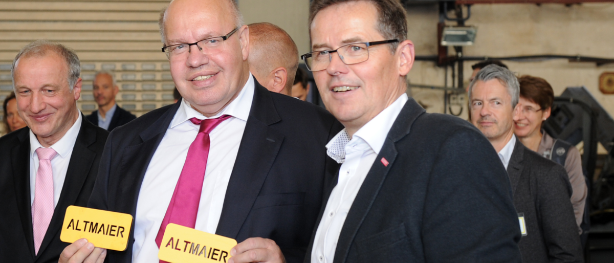 Bundeswirtschaftsminister Peter Altmaier (links) freut sich über ein speziell für ihn gefertigtes Werkstück. Peter Altmaier und Hagen Mauer