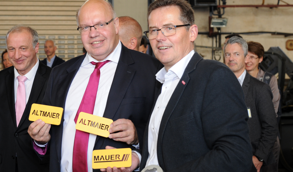 Bundeswirtschaftsminister Peter Altmaier (links) freut sich über ein speziell für ihn gefertigtes Werkstück. Peter Altmaier und Hagen Mauer