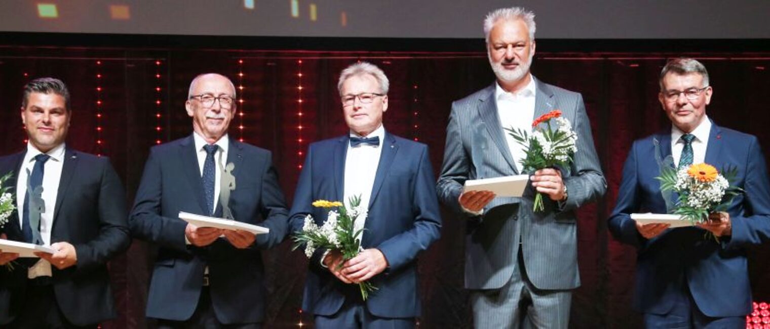 v.r.n.l.: MTU Reman Technologies GmbH, Herr Wilfried Probian, Geschäftsführer; FEV Dauerlaufprüfzentrum GmbH, Herr Hans-Dieter Sonntag, Geschäftsführer; WK Hydraulik Walter + Kieler GmbH, Herr Norbert Walter, Geschäftsführer, Herr Ingolf Kieler, Geschäftsführer; HASOMED GmbH, Herr Matthias Weber, Geschäftsführer Finalisten 2019 Sachsen-Anhalt Großer Preis des Mittelstandes