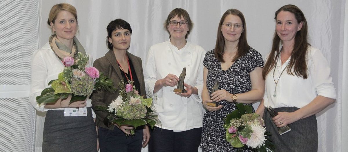 Bild aller Preisträgerinnen der Unternehmerinnenpreise und des Gründerinnenpreises 2019 (v.l.n.r: Constanze Hosp, Nadine Podewski, Karin Beier, Josephine Clemens, Susanne Teich) Bild aller Preisträgerinnen der Unternehmerinnenpreise und des Gründerinnenpreises 2019 (v.l.n.r: Constanze Hosp, Nadine Podewski, Karin Beier, Josephine Clemens, Susanne Teich)