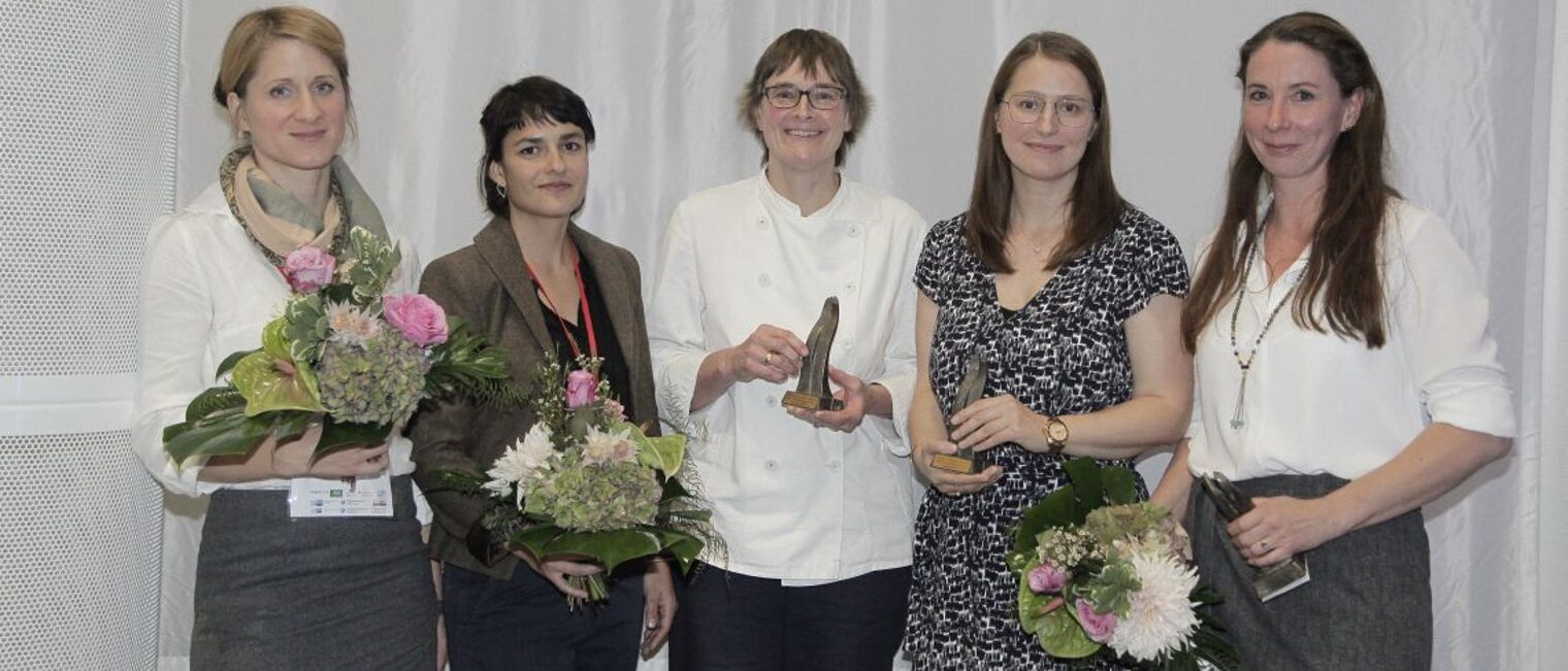 Bild aller Preisträgerinnen der Unternehmerinnenpreise und des Gründerinnenpreises 2019 (v.l.n.r: Constanze Hosp, Nadine Podewski, Karin Beier, Josephine Clemens, Susanne Teich) Bild aller Preisträgerinnen der Unternehmerinnenpreise und des Gründerinnenpreises 2019 (v.l.n.r: Constanze Hosp, Nadine Podewski, Karin Beier, Josephine Clemens, Susanne Teich)