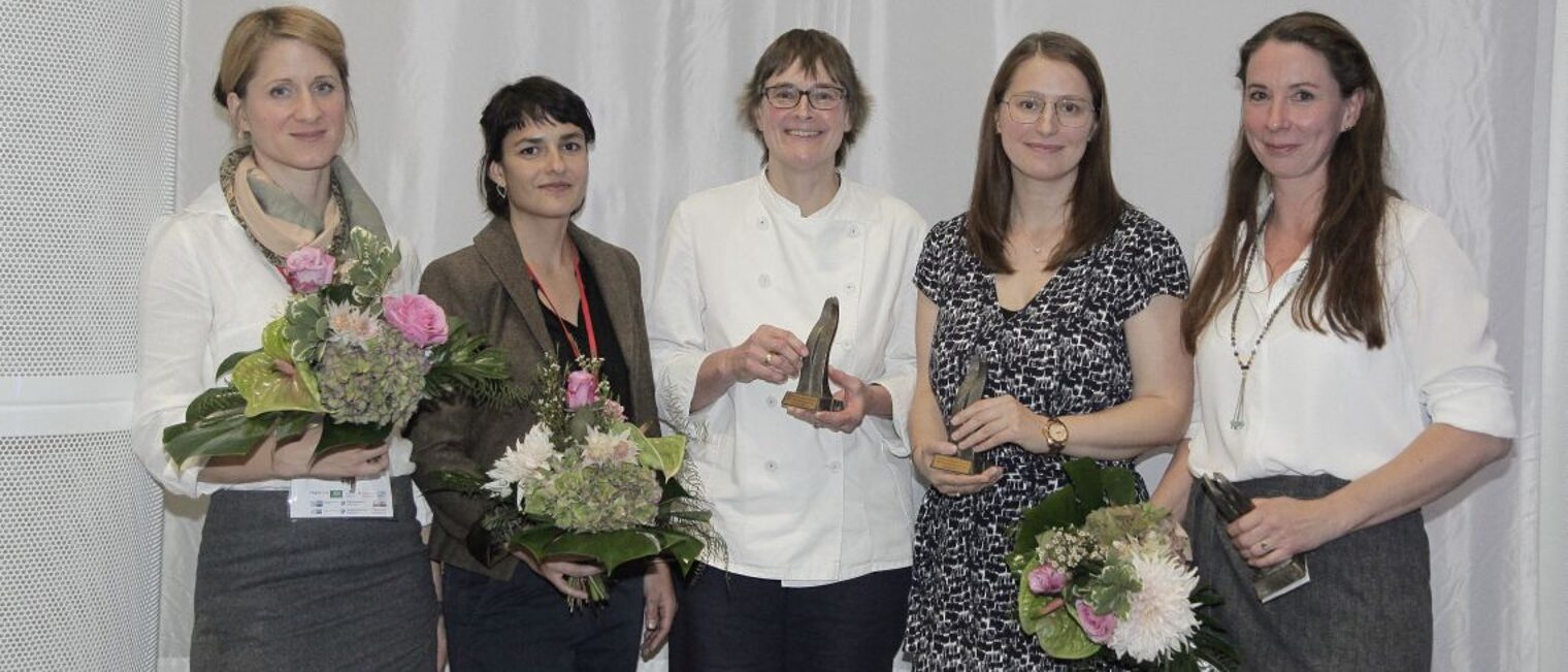 Bild aller Preisträgerinnen der Unternehmerinnenpreise und des Gründerinnenpreises 2019 (v.l.n.r: Constanze Hosp, Nadine Podewski, Karin Beier, Josephine Clemens, Susanne Teich)