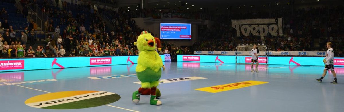Die blau-rote Wand zu Gast bei der grün-roten Wand: Das Handwerks warb am 10.11.2019 in der Magdeburger GETEC-Arena auf allen verfügbaren Flächen. Mittendrin: Eines der SCM-Maskottchen. Die blau-rote Wand zu Gast bei der grün-roten Wand: Das Handwerks warb am 10.11.2019 in der Magdeburger GETEC-Arena auf allen verfügbaren Flächen. Mittendrin: Eines der SCM-Maskottchen.