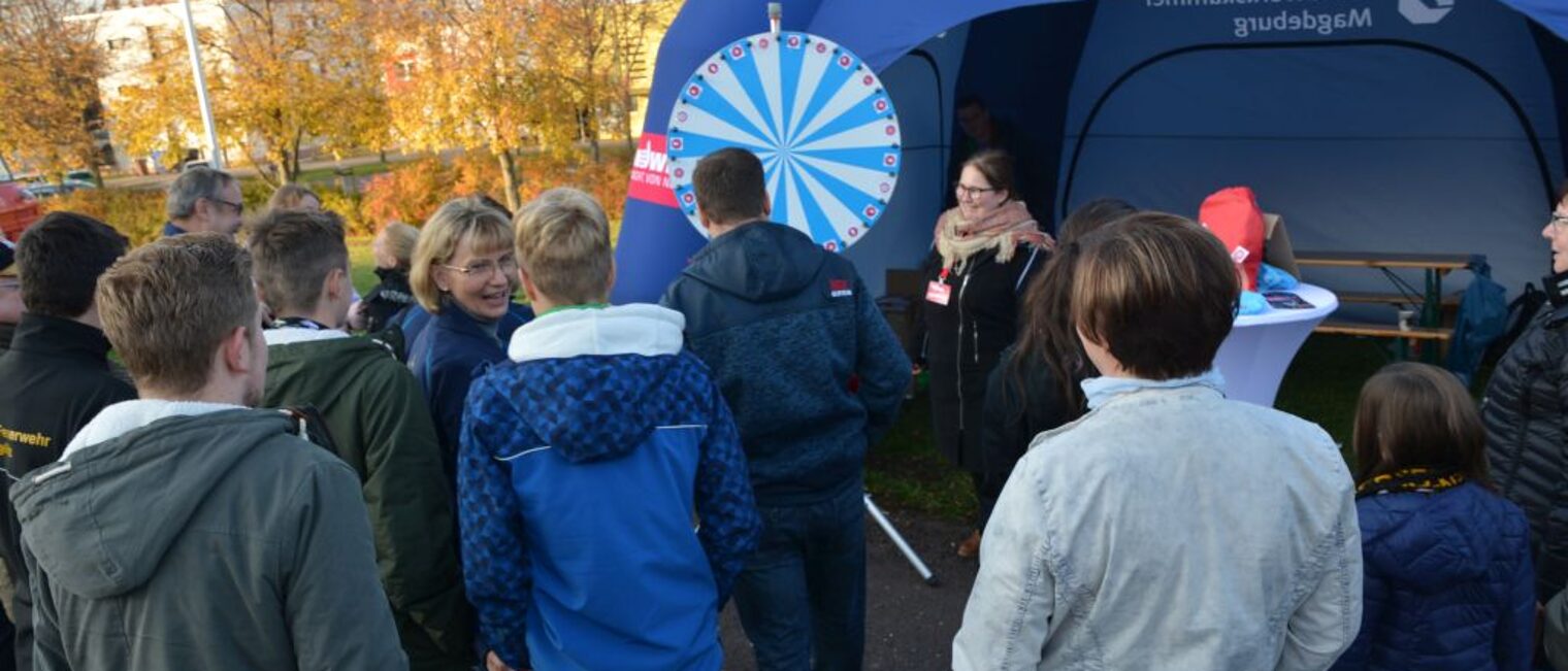 Andrang am Gl&uuml;cksrad vor dem blauen Handwerkskammer-Pavillon.