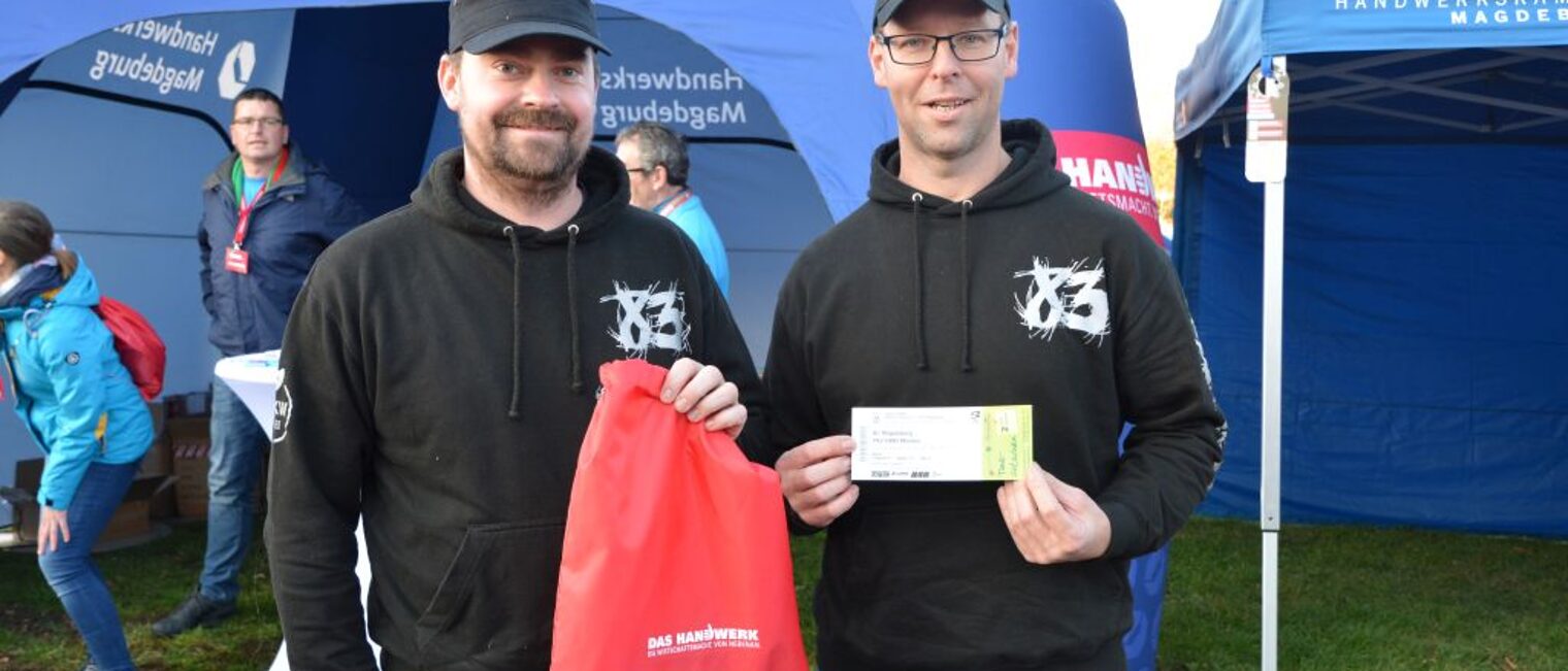 Heizungsbauer Thomas Archut (l.) und Begleitung voller Vorfreude auf das Handball-Spiel.