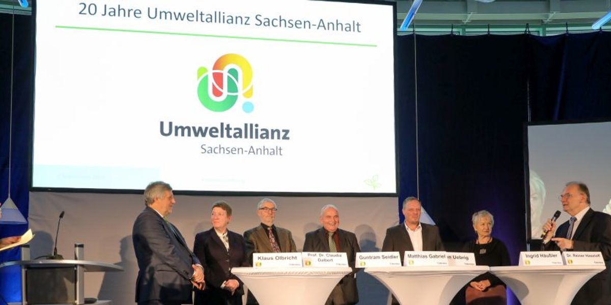 Podiumsdiskussion bei der Festveranstaltung am 7. November mit aktiven und ehemaligen Mitwirkenden an der Umweltallianz Sachsen-Anhalt. Podiumsdiskussion bei der Festveranstaltung am 7. November mit aktiven und ehemaligen Mitwirkenden an der Umweltallianz Sachsen-Anhalt.