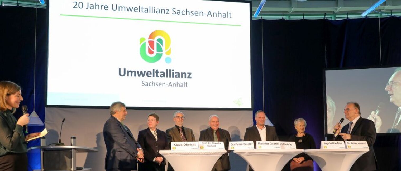 Podiumsdiskussion bei der Festveranstaltung am 7. November mit aktiven und ehemaligen Mitwirkenden an der Umweltallianz Sachsen-Anhalt. Podiumsdiskussion bei der Festveranstaltung am 7. November mit aktiven und ehemaligen Mitwirkenden an der Umweltallianz Sachsen-Anhalt.