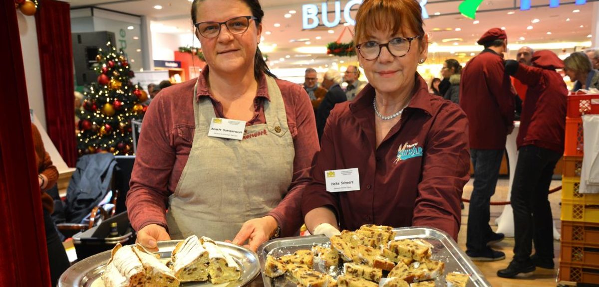 Anett Sommerwerk (l.) von der Bäckerei Sommerwerk in Mücheln und Heike Schwarz von der Bäckerei Schwarz in Biere präsentieren ihre Stollen. Anett Sommerwerk (l.) von der Bäckerei Sommerwerk in Mücheln und Heike Schwarz von der Bäckerei Schwarz in Biere präsentieren ihre Stollen.