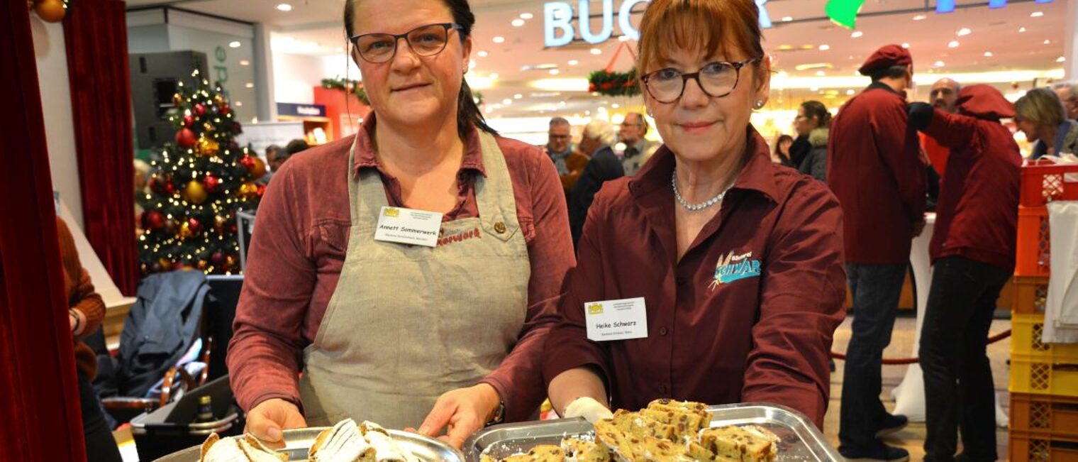 Anett Sommerwerk (l.) von der Bäckerei Sommerwerk in Mücheln und Heike Schwarz von der Bäckerei Schwarz in Biere präsentieren ihre Stollen.