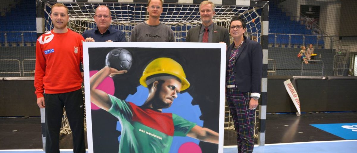 Übergabe des Kunstwerks an Katrin Schäfer mit (v.l.) Spieler Daniel Pettersson, SCM-Manager Marc-Hendrik Schmedt, Künstler Gordon Motsch und Handwerkskammer-Hauptgeschäftsführer Burghard Grupe Übergabe des Kunstwerks an Katrin Schäfer mit (v.l.) Spieler Daniel Pettersson, SCM-Manager Marc-Hendrik Schmedt, Künstler Gordon Motsch und Handwerkskammer-Hauptgeschäftsführer Burghard Grupe