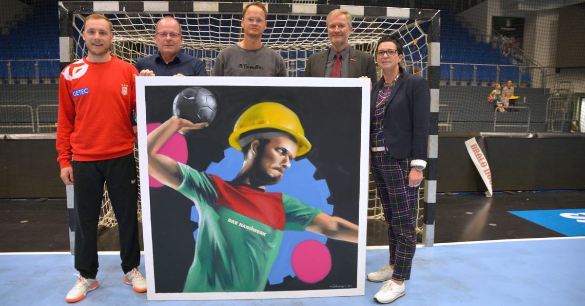 Übergabe des Kunstwerks an Katrin Schäfer mit (v.l.) Spieler Daniel Pettersson, SCM-Manager Marc-Hendrik Schmedt, Künstler Gordon Motsch und Handwerkskammer-Hauptgeschäftsführer Burghard Grupe Übergabe des Kunstwerks an Katrin Schäfer mit (v.l.) Spieler Daniel Pettersson, SCM-Manager Marc-Hendrik Schmedt, Künstler Gordon Motsch und Handwerkskammer-Hauptgeschäftsführer Burghard Grupe