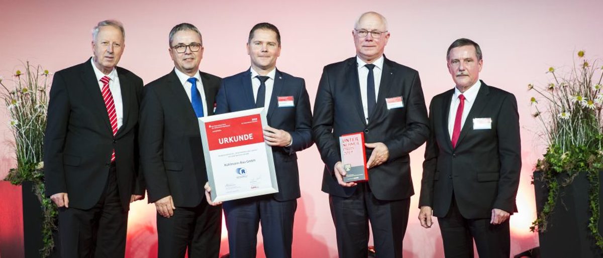 V.l.n.r.: Michael Ermrich, Geschäftsführender Präsident Ostdeutscher Sparkassenverband, Michael Ziche, Landrat Altmark, Joern und Uwe Ruehlmann, Geschaeftsfuehrer, und Ulrich Boether, Sparkasse Altmark West. (L-R) Michael Ermrich, Geschaeftsfuehrender Praesident Ostdeutscher Sparkassenverband, Michael Ziche, Landrat Altmark, Joern und Uwe Ruehlmann, Geschaeftsfuehrer, und Ulrich Boether, Sparkasse Altmark West, aufgenommen bei der Auszeichnung von 'Ruehlmann-Bau GmbH' zum Unternehmen des Jahres in Sachsen-Anhalt im Rahmen des 23. Unternehmer-Konvents des Ostdeutschen Sparkassenverbandes in Potsdam, 21.11.2019. Copyright: Florian Gaertner/ photothek/Ostdeutscher Sparkassenverband Schlagwort(e): Wirtschaft
