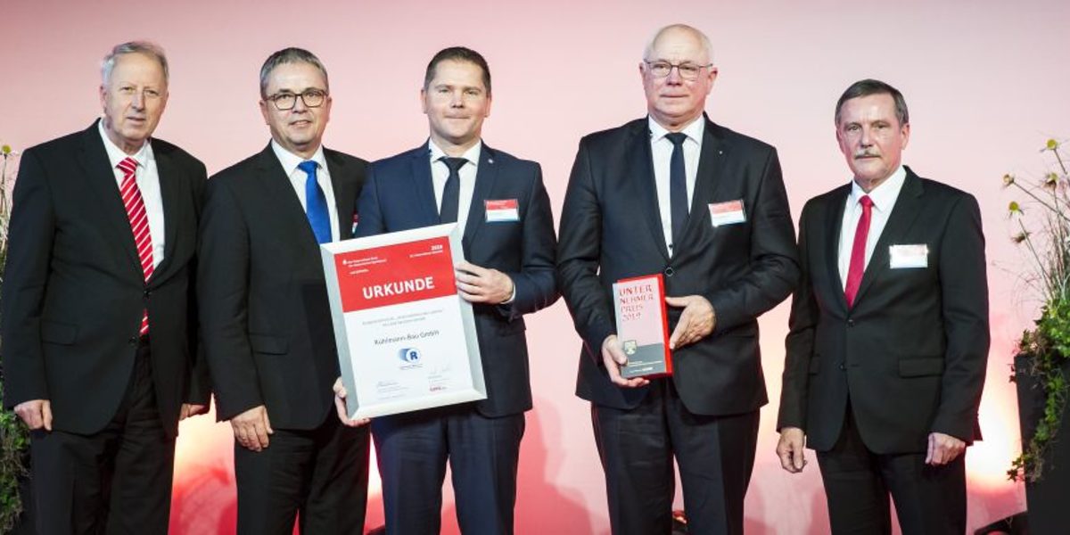 V.l.n.r.: Michael Ermrich, Geschäftsführender Präsident Ostdeutscher Sparkassenverband, Michael Ziche, Landrat Altmark, Joern und Uwe Ruehlmann, Geschaeftsfuehrer, und Ulrich Boether, Sparkasse Altmark West. (L-R) Michael Ermrich, Geschaeftsfuehrender Praesident Ostdeutscher Sparkassenverband, Michael Ziche, Landrat Altmark, Joern und Uwe Ruehlmann, Geschaeftsfuehrer, und Ulrich Boether, Sparkasse Altmark West, aufgenommen bei der Auszeichnung von 'Ruehlmann-Bau GmbH' zum Unternehmen des Jahres in Sachsen-Anhalt im Rahmen des 23. Unternehmer-Konvents des Ostdeutschen Sparkassenverbandes in Potsdam, 21.11.2019. Copyright: Florian Gaertner/ photothek/Ostdeutscher Sparkassenverband Schlagwort(e): Wirtschaft