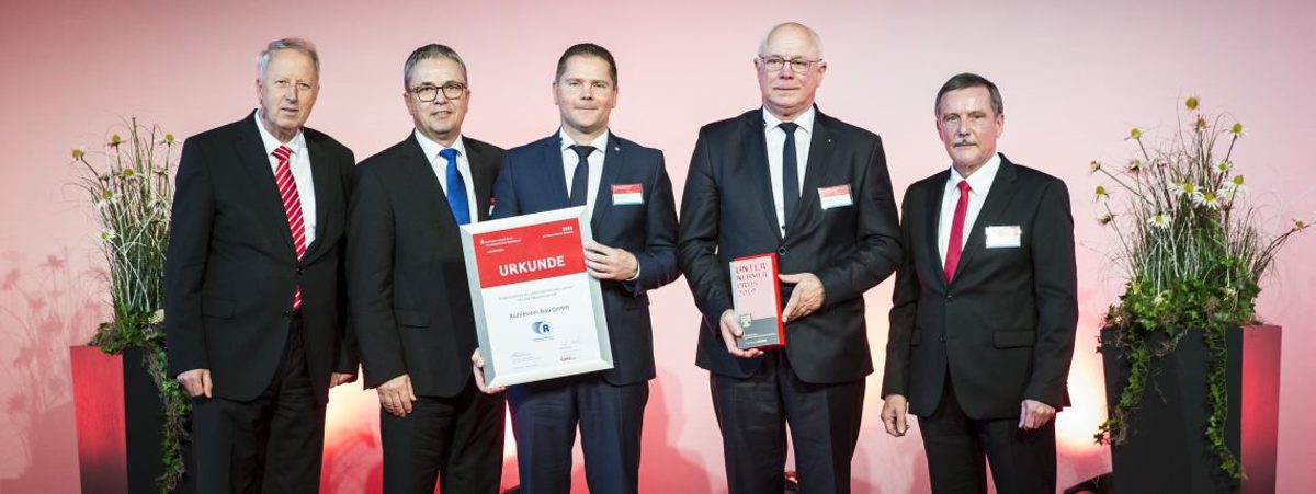 V.l.n.r.: Michael Ermrich, Geschäftsführender Präsident Ostdeutscher Sparkassenverband, Michael Ziche, Landrat Altmark, Joern und Uwe Ruehlmann, Geschaeftsfuehrer, und Ulrich Boether, Sparkasse Altmark West. (L-R) Michael Ermrich, Geschaeftsfuehrender Praesident Ostdeutscher Sparkassenverband, Michael Ziche, Landrat Altmark, Joern und Uwe Ruehlmann, Geschaeftsfuehrer, und Ulrich Boether, Sparkasse Altmark West, aufgenommen bei der Auszeichnung von 'Ruehlmann-Bau GmbH' zum Unternehmen des Jahres in Sachsen-Anhalt im Rahmen des 23. Unternehmer-Konvents des Ostdeutschen Sparkassenverbandes in Potsdam, 21.11.2019. Copyright: Florian Gaertner/ photothek/Ostdeutscher Sparkassenverband Schlagwort(e): Wirtschaft