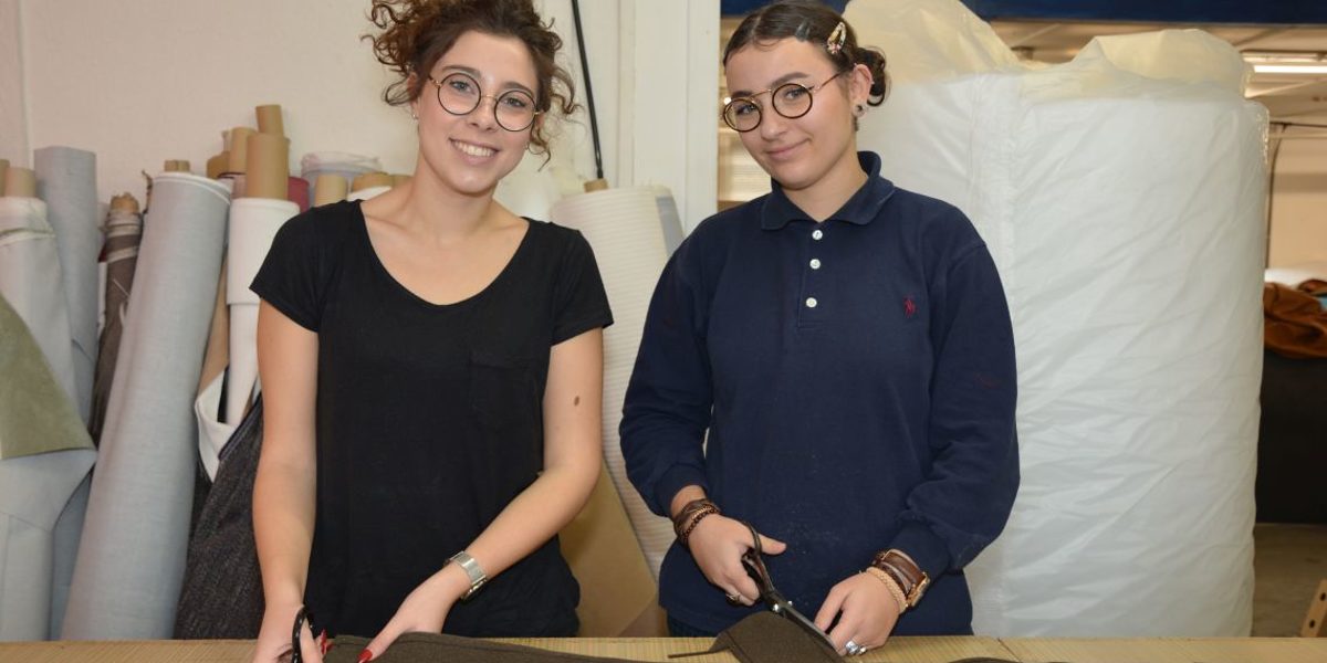 Laura Chahuneau (20) und Pauline Lardeau (18) beim Zuschneiden von Kissenbezügen aus Leder. Laura Chahuneau (20) und Pauline Lardeau (18) beim Zuschneiden von Kissenbezügen aus Leder.