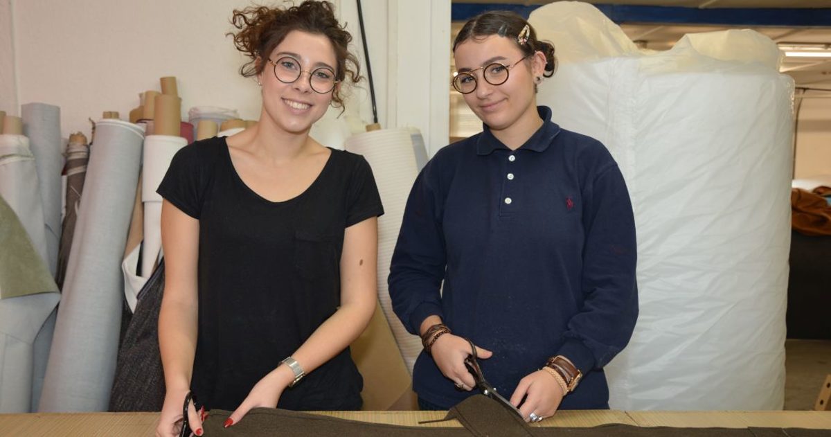Laura Chahuneau (20) und Pauline Lardeau (18) beim Zuschneiden von Kissenbezügen aus Leder. Laura Chahuneau (20) und Pauline Lardeau (18) beim Zuschneiden von Kissenbezügen aus Leder.