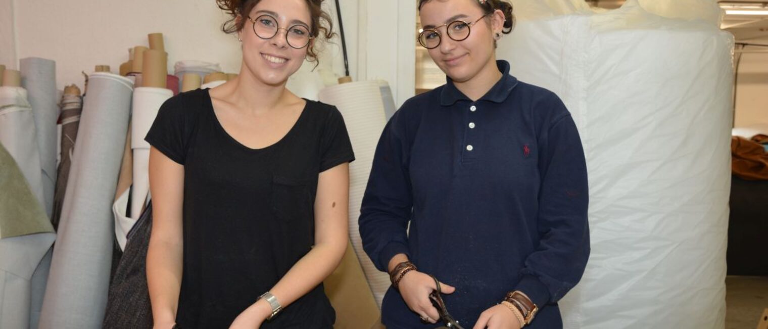 Laura Chahuneau (20) und Pauline Lardeau (18) beim Zuschneiden von Kissenbezügen aus Leder. Laura Chahuneau (20) und Pauline Lardeau (18) beim Zuschneiden von Kissenbezügen aus Leder.