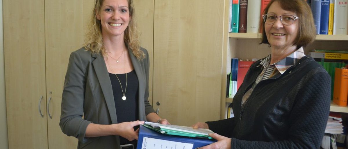 Cordula Friepörtner (r.) übergibt die Geschäfte an ihre Nachfolgerin Stefanie Winkler-Schmidt. Cordula Friepörtner (r.) übergibt die Geschäfte an ihre Nachfolgerin Stefanie Winkler-Schmidt.