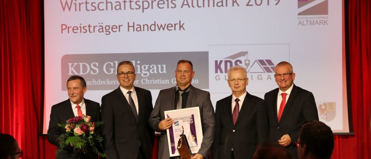 Dachdeckermeister Christian Gladigau freut sich über die Auszeichnung seines Betriebes. Dachdeckermeister Christian Gladigau freut sich über die Auszeichnung seines Betriebes.