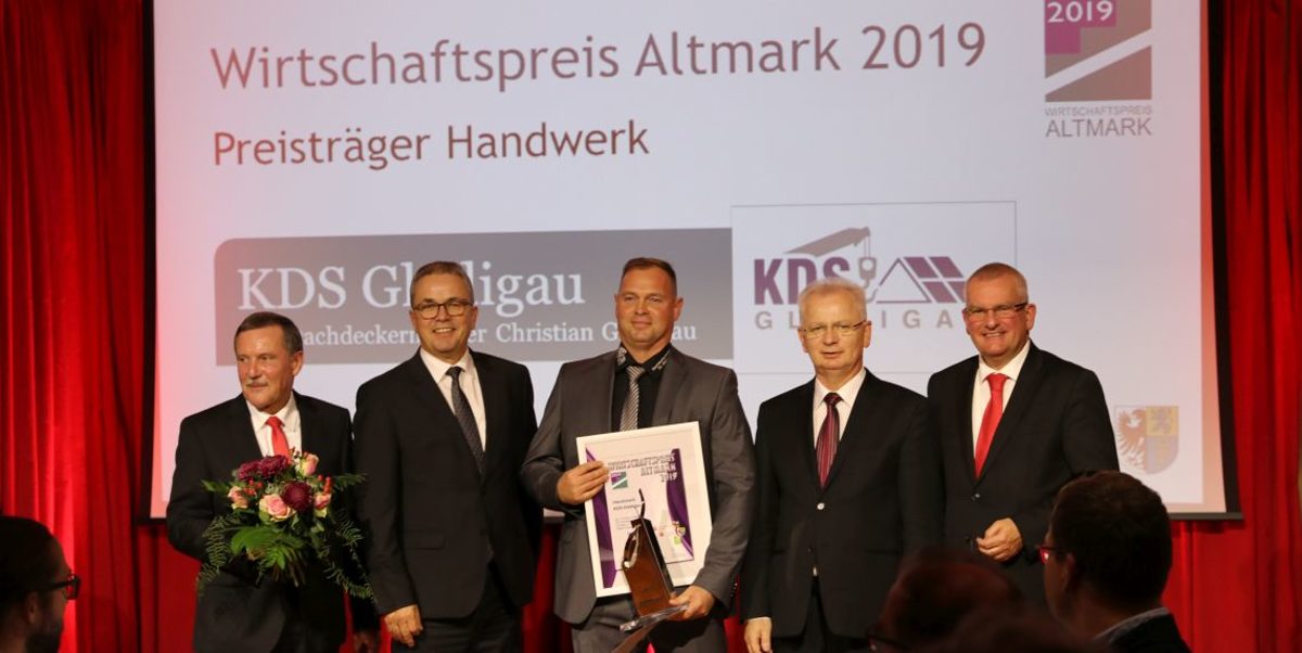 Dachdeckermeister Christian Gladigau freut sich über die Auszeichnung seines Betriebes. Dachdeckermeister Christian Gladigau freut sich über die Auszeichnung seines Betriebes.