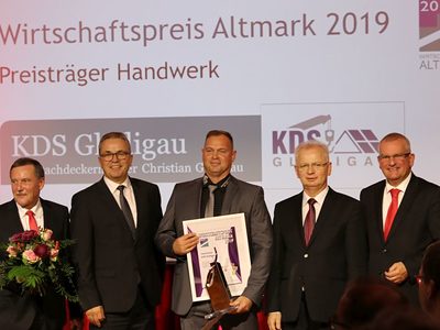 Dachdeckermeister Christian Gladigau freut sich über die Auszeichnung seines Betriebes.