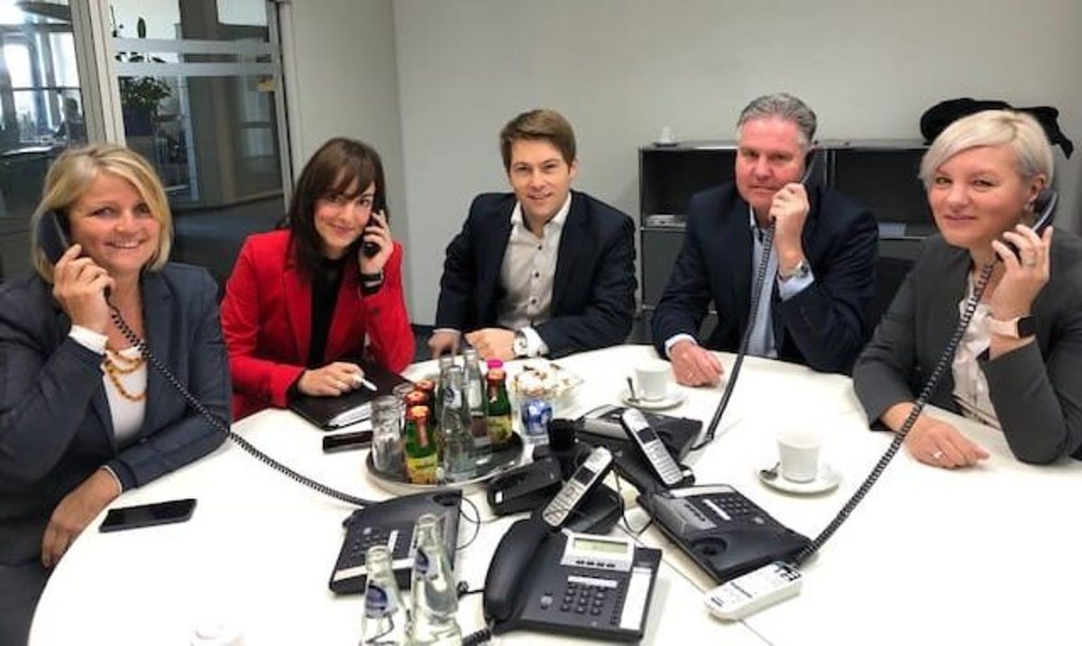 V. l. n. r.: Harriet Krzyzowski von der Mittelständischen Beteiligungsgesellschaft Sachsen-Anhalt, Dorit Zieler von der Handwerkskammer Magdeburg, Matthias Goldschmidt und Michael Müller von der Bürgschaftsbank Sachsen-Anhalt und Dörte Werner von der IHK Magdeburg. V. l. n. r.: Harriet Krzyzowski von der Mittelständischen Beteiligungsgesellschaft Sachsen-Anhalt, Dorit Zieler von der Handwerkskammer Magdeburg, Matthias Goldschmidt und Michael Müller von der Bürgschaftsbank Sachsen-Anhalt und Dörte Werner von der IHK Magdeburg.