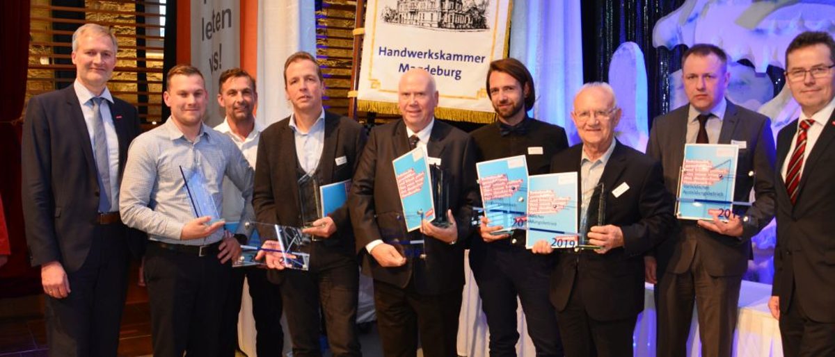 Burghard Grupe (v.l.) und die Geschäftsführer der Vorbildlichen Ausbildungsbetriebe 2019 Michael und Maik Niebuhr (Niebuhr Stahlglastechnik GmbH), Frank Klingert (Elektro-IMO GmbH), Lothar Sprung (Bäckerei & Konditorei Sprung), Daniel Techau (Friseursalon Schönheitswahn), Victor Jekal (Autohaus Eilsleben GmbH), Dirk Becker (Werkstätten für Denkmalpflege) sowie Hagen Mauer (Präsident der Handwerkskammer Magdeburg) Burghard Grupe (v.l.) und die Geschäftsführer der Vorbildlichen Ausbildungsbetriebe 2019 Michael und Maik Niebuhr (Niebuhr Stahlglastechnik GmbH), Frank Klingert (Elektro-IMO GmbH), Lothar Sprung (Bäckerei & Konditorei Sprung), Daniel Techau (Friseursalon Schönheitswahn), Victor Jekal (Autohaus Eilsleben GmbH), Dirk Becker (Werkstätten für Denkmalpflege) sowie Hagen Mauer (Präsident der Handwerkskammer Magdeburg)