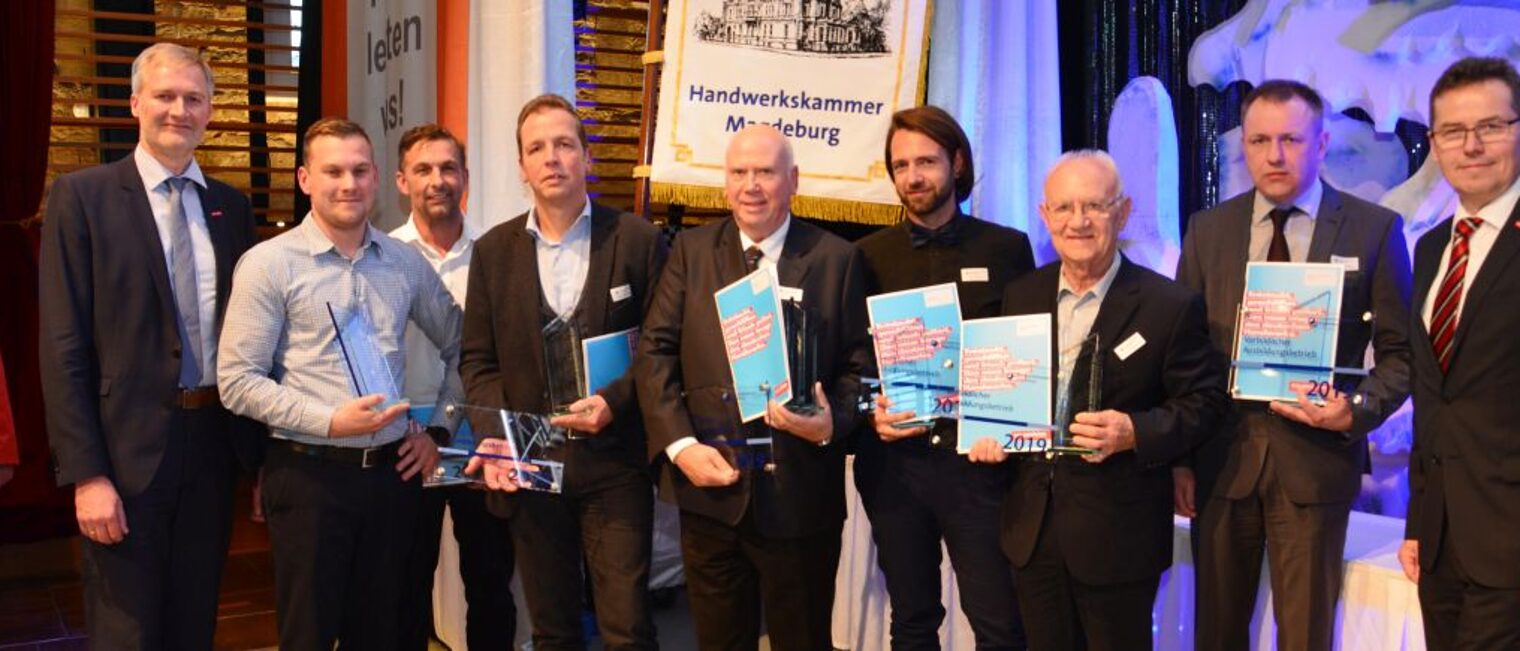 Burghard Grupe (v.l.) und die Geschäftsführer der Vorbildlichen Ausbildungsbetriebe 2019 Michael und Maik Niebuhr (Niebuhr Stahlglastechnik GmbH), Frank Klingert (Elektro-IMO GmbH), Lothar Sprung (Bäckerei & Konditorei Sprung), Daniel Techau (Friseursalon Schönheitswahn), Victor Jekal (Autohaus Eilsleben GmbH), Dirk Becker (Werkstätten für Denkmalpflege) sowie Hagen Mauer (Präsident der Handwerkskammer Magdeburg)