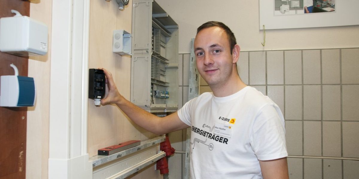 Max Häußler ist der beste Nachwuchs-Elektroniker Sachsen-Anhalts 2019. Max Häußler ist der beste Nachwuchs-Elektroniker Sachsen-Anhalts 2019.