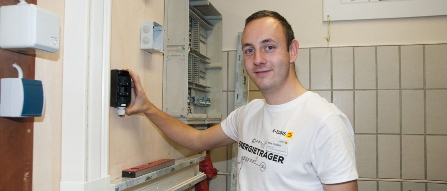 Max Häußler ist der beste Nachwuchs-Elektroniker Sachsen-Anhalts 2019. Max Häußler ist der beste Nachwuchs-Elektroniker Sachsen-Anhalts 2019.