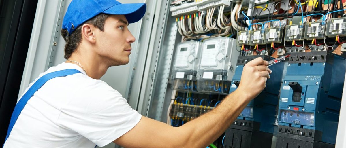 Elektriker prüft Anlage