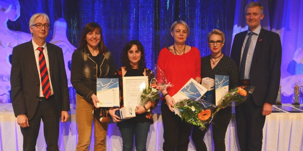 Ehrung von Betrieben und Auszubildenden für Mobilität in der Berufsausbildung während der PLW-Siegerehrung im Dezember in Köthen mit (v.l.) Wolfgang Beck (Sozialministerium), Izabela Peter (Handwerkskammer), Isa von Ohlen (Kiebitzberg Möbelwerkstätten), Diana Handke (D-Hair), Michelle-Sophie Wille (D-Hair) und Burghard Grupe (Handwerkskammer). Ehrung von Betrieben und Auszubildenden für Mobilität in der Berufsausbildung während der PLW-Siegerehrung im Dezember in Köthen mit (v.l.) Wolfgang Beck (Sozialministerium), Izabela Peter (Handwerkskammer), Isa von Ohlen (Kiebitzberg Möbelwerkstätten), Diana Handke (D-Hair), Michelle-Sophie Wille (D-Hair) und Burghard Grupe (Handwerkskammer).