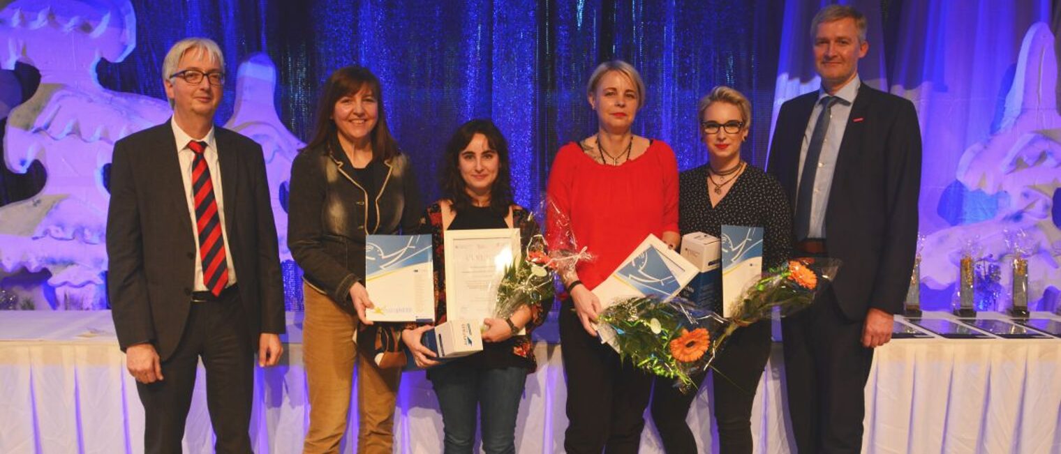 Ehrung von Betrieben und Auszubildenden für Mobilität in der Berufsausbildung während der PLW-Siegerehrung im Dezember in Köthen mit (v.l.) Wolfgang Beck (Sozialministerium), Izabela Peter (Handwerkskammer), Isa von Ohlen (Kiebitzberg Möbelwerkstätten), Diana Handke (D-Hair), Michelle-Sophie Wille (D-Hair) und Burghard Grupe (Handwerkskammer).