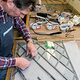 Alles von Hand: Die Glaselemente werden händisch angeritzt und sauber herausgebrochen.