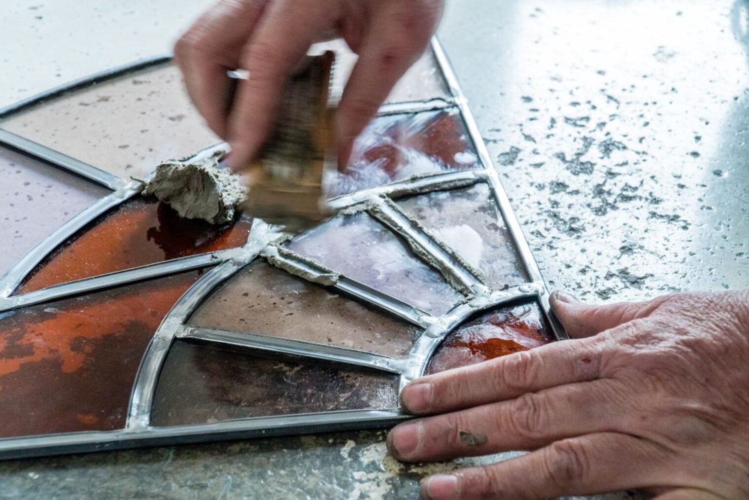 Letzte Arbeitsschritte: Hier wird die Verbindung zwischen Blei und Glaselementen sorgsam mit Leinölkitt. "Wir machen nur gewissenhafte Arbeit", sagt Andrea Wilde. Letzte Arbeitsschritte: Hier wird die Verbindung zwischen Blei und Glaselementen sorgsam mit Leinölkitt. "Wir machen nur gewissenhafte Arbeit", sagt Andrea Wilde.