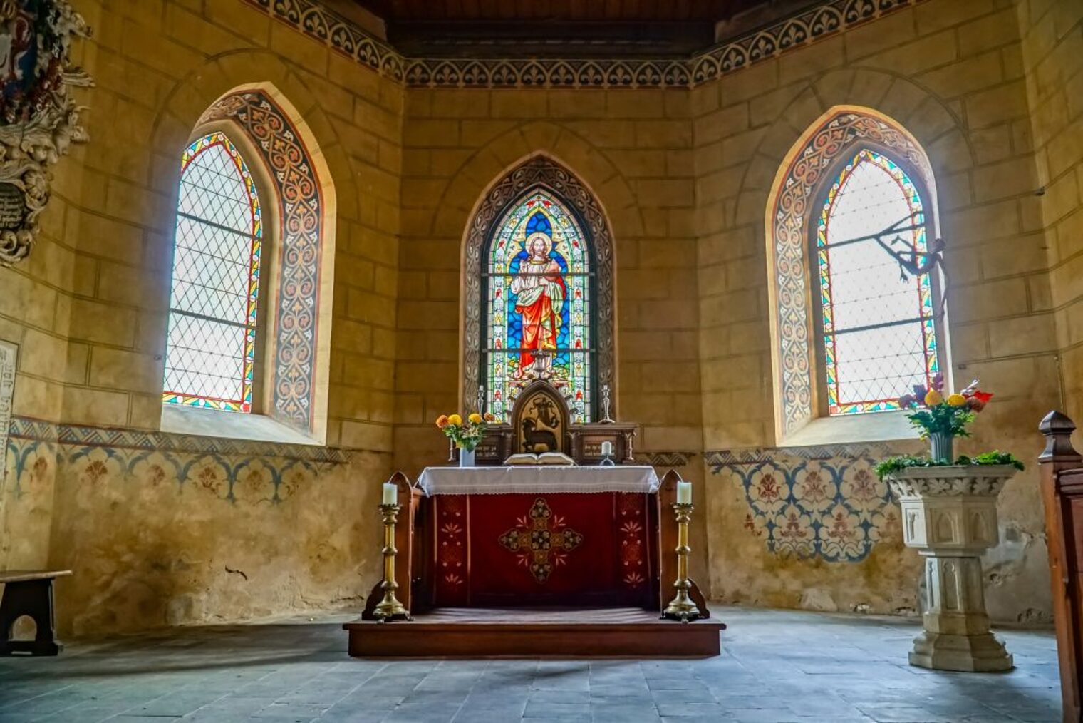 Blick in die Kirche zu Lüderitz: Auch im Gotteshaus nahe des Firmensitzes ist die Arbeit der Glaser zu sehen. Blick in die Kirche zu Lüderitz: Auch im Gotteshaus nahe des Firmensitzes ist die Arbeit der Glaser zu sehen.